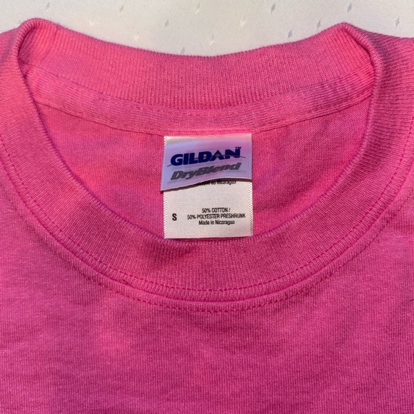 GILDAN- BOLD PINK short sleeve tshirt - Picture 2 of 2